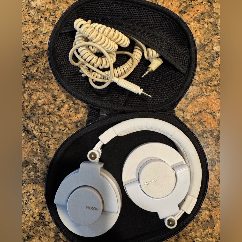 Nixon DJ headset
